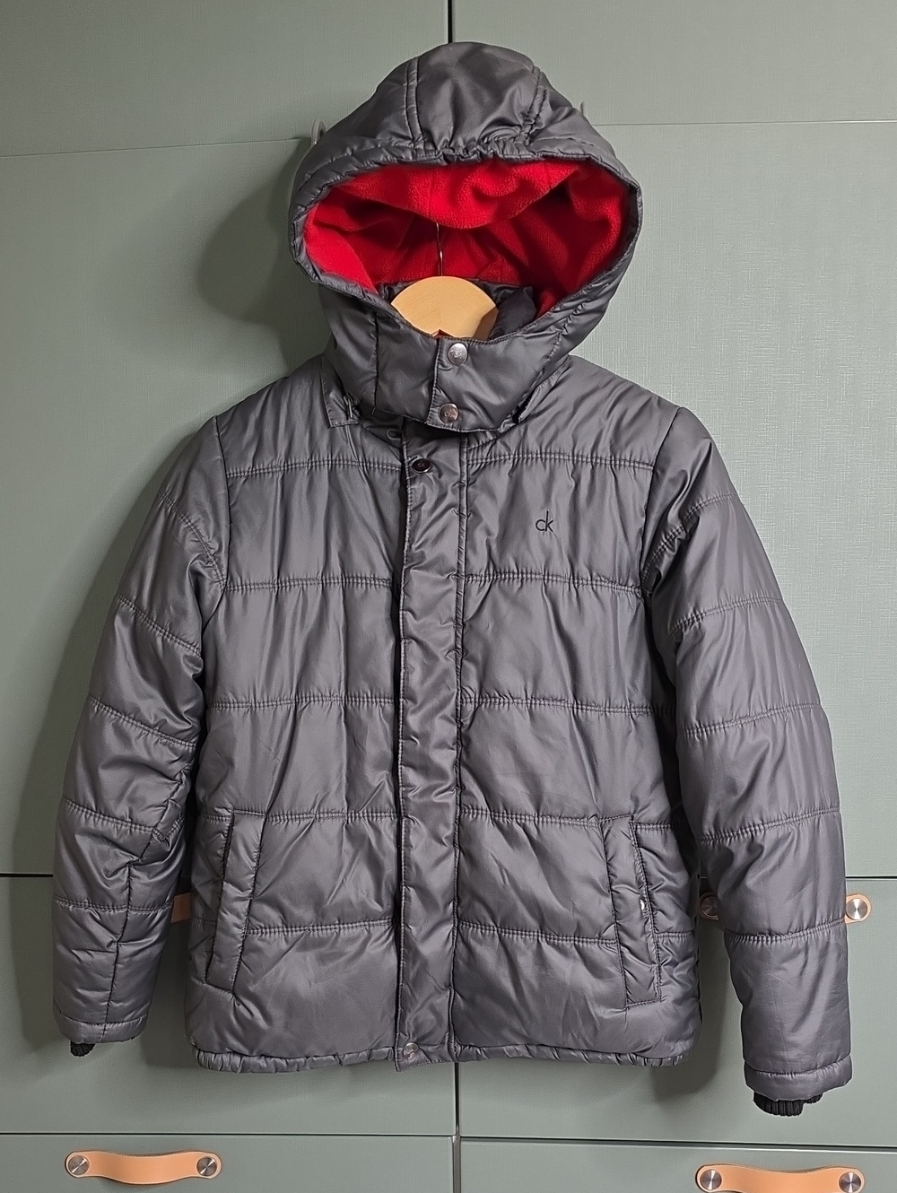906U. Calvin Klein Jeans Kids Fleece-Lined Hooded Puffer Jacket Gray/Red